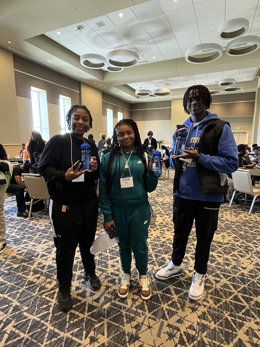 BuildingSTEPS's tweet image. Some new Building STEPS water bottles to keep our students hydrated and ready to learn! #collegeaccess #studentlove