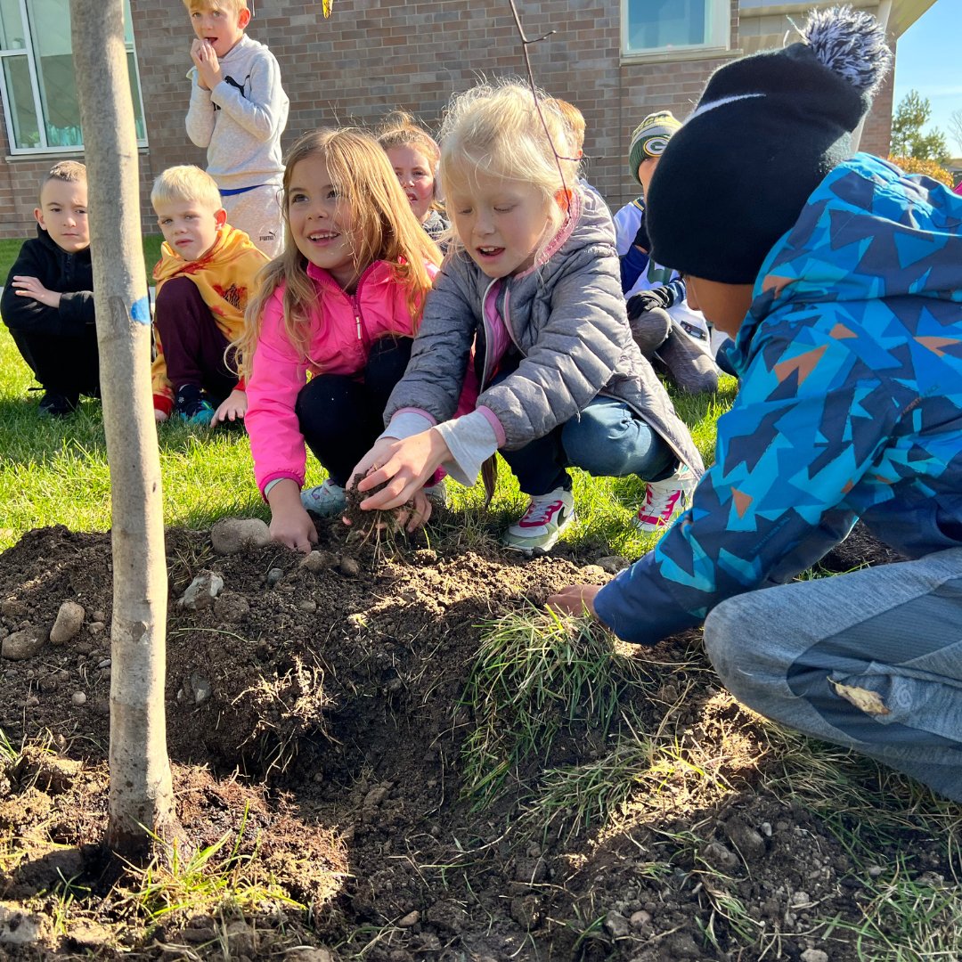 TreeTrust's tweet image. 🌳 Tree Trust and East Lake Elementary School are Learning with Trees! 
🌱 Every classroom has planted and named a tree, set to grow alongside the students. 📚
Huge thanks to Dakota Electric for supporting environmental education. 🙌 #LearningWithTrees @DakotaElec