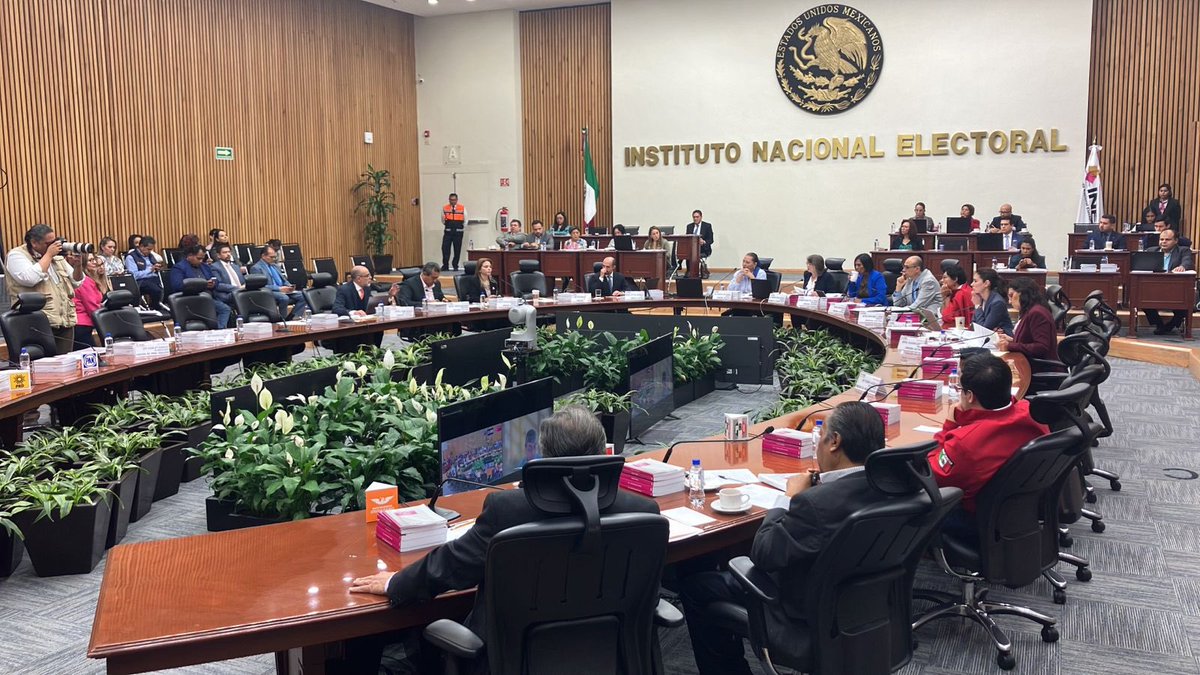 LineaTabasco's tweet photo. Los partidos deberán postular al menos a cinco mujeres en las elecciones locales de 2024. Por unanimidad, el Consejo General del @INEMexico aprueba los criterios de paridad para la postulación de candidaturas a gubernaturas y Jefatura de Gobierno de la CDMX. https://t.co/abYt1R3SkV