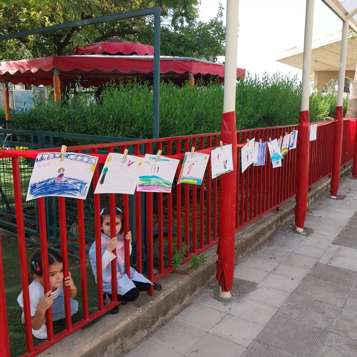 La Grande Lessive ! L'occasion de réfléchir ensemble , Notre vie "avec ou sans eau💧"
#créativité 
#pratiques sociales
PS / MS / GS 
<a href="/Hhhsinfo/">Houssam Hariri HS</a> <a href="/dina_jradi/">Dina Jradi</a> <a href="/LinaMajzoub1/">Lina Majzoub</a> <a href="/aefeinfo/">AEFE</a> <a href="/tbaassiri/">Tharwat Baassiri</a> <a href="/sashgh/">Sasha Ghosn</a>