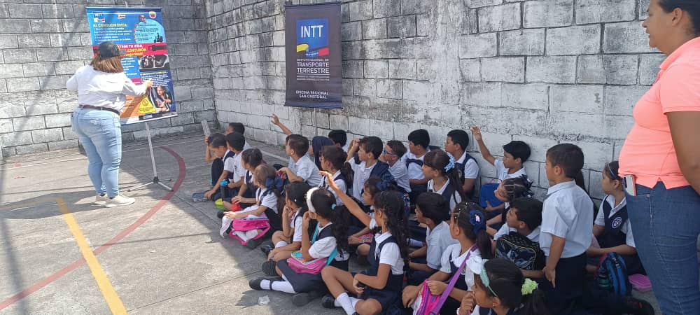 InttContigo's tweet photo. #Hoyl Servidores públicos de INTT @ORSanCristobal y el equipo del Frente Preventivo, abordan el Colegio U.E. "José Félix Ribas", en la parroquia Pedro María donde impartieron charlas de Educación y Seguridad Vial, a nuestros pequeños. 
#5VecesSí https://t.co/klKzwtW3lg