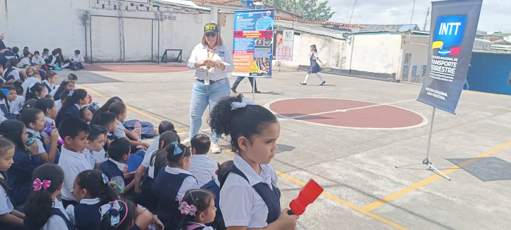 InttContigo's tweet photo. #Hoyl Servidores públicos de INTT @ORSanCristobal y el equipo del Frente Preventivo, abordan el Colegio U.E. "José Félix Ribas", en la parroquia Pedro María donde impartieron charlas de Educación y Seguridad Vial, a nuestros pequeños. 
#5VecesSí https://t.co/klKzwtW3lg