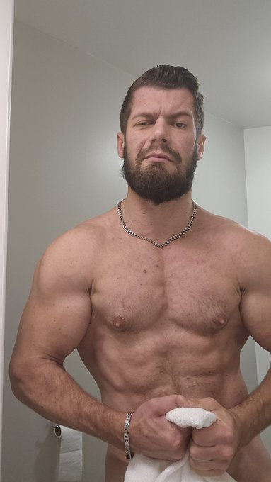 I should shave my beard https://t.co/c2VHEMYxeK