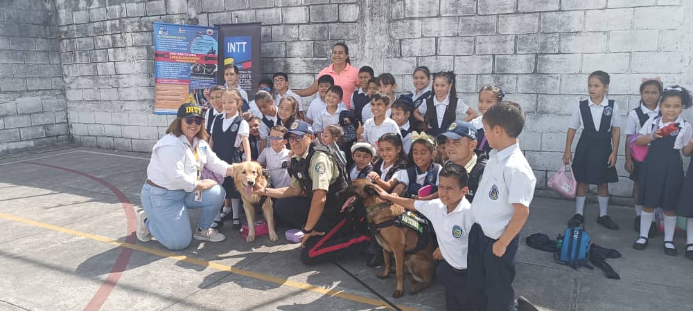 InttContigo's tweet photo. #Hoyl Servidores públicos de INTT @ORSanCristobal y el equipo del Frente Preventivo, abordan el Colegio U.E. "José Félix Ribas", en la parroquia Pedro María donde impartieron charlas de Educación y Seguridad Vial, a nuestros pequeños. 
#5VecesSí https://t.co/klKzwtW3lg