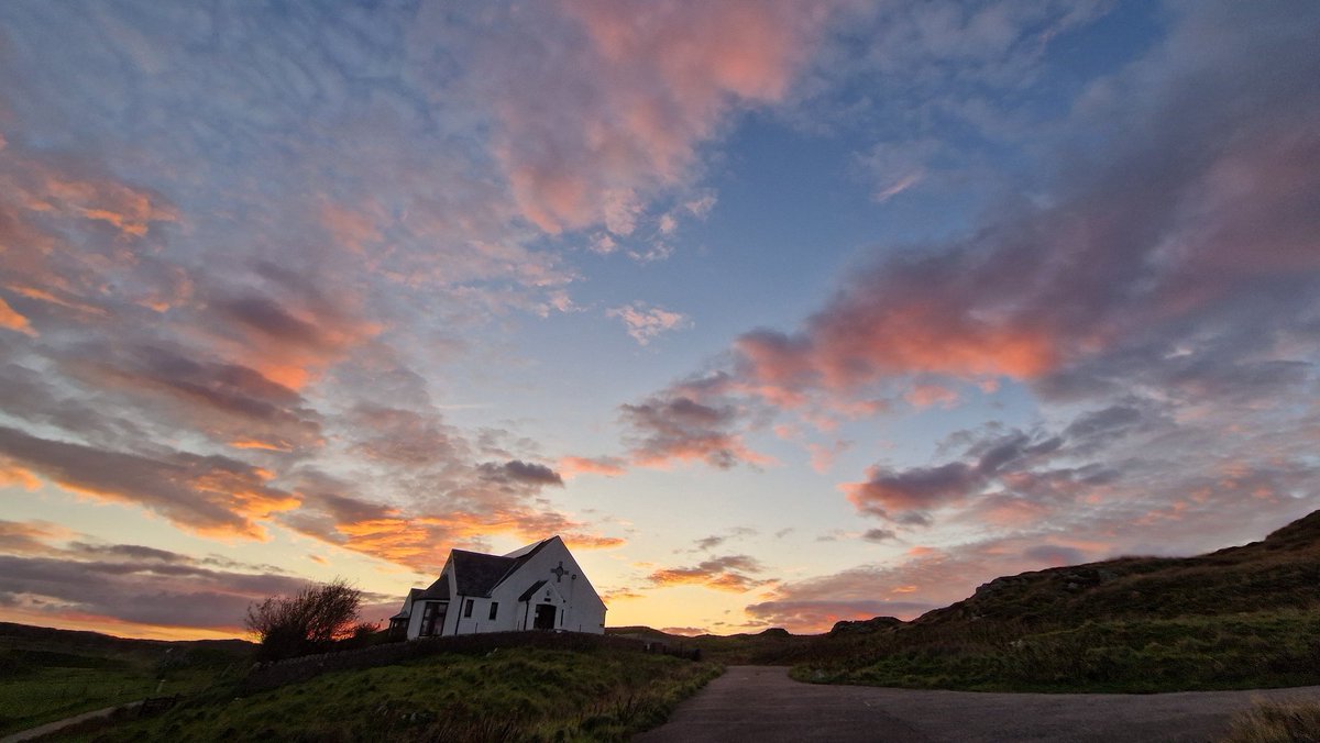 EileanIdhe's tweet image. Absolutely stunning skies as I headed down to the Argyll Hotel for dinner this evening.... #dayoff #redskies #pinkskies #clouds #argyll #isleofiona #islandlife #livingthedream #happyplace