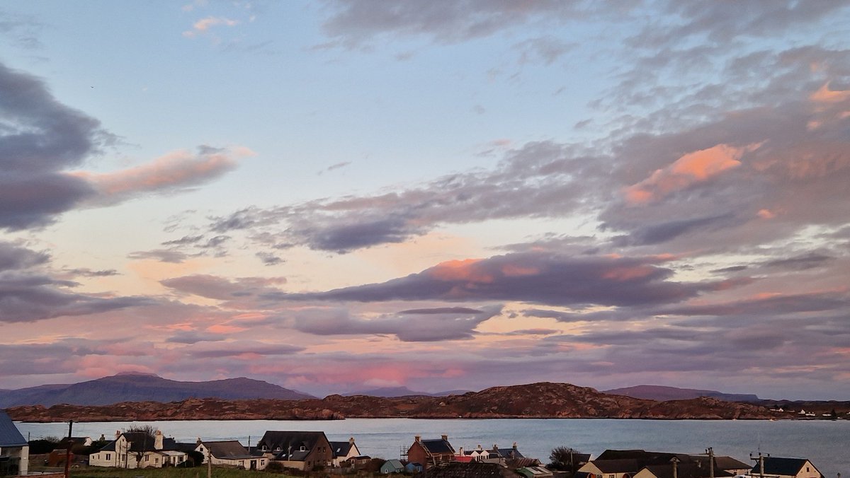 EileanIdhe's tweet image. Absolutely stunning skies as I headed down to the Argyll Hotel for dinner this evening.... #dayoff #redskies #pinkskies #clouds #argyll #isleofiona #islandlife #livingthedream #happyplace