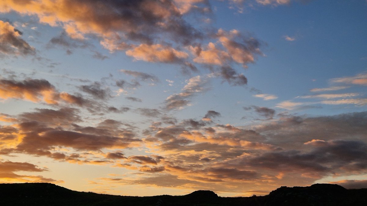 EileanIdhe's tweet image. Absolutely stunning skies as I headed down to the Argyll Hotel for dinner this evening.... #dayoff #redskies #pinkskies #clouds #argyll #isleofiona #islandlife #livingthedream #happyplace