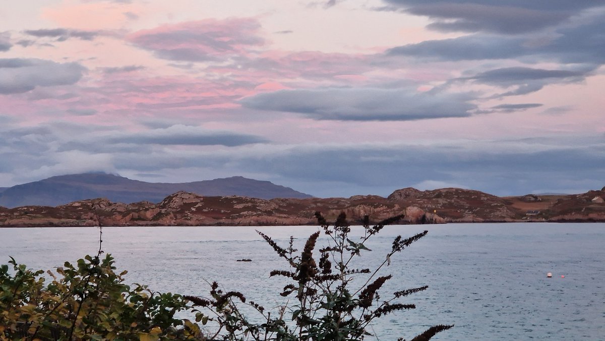 EileanIdhe's tweet image. Absolutely stunning skies as I headed down to the Argyll Hotel for dinner this evening.... #dayoff #redskies #pinkskies #clouds #argyll #isleofiona #islandlife #livingthedream #happyplace