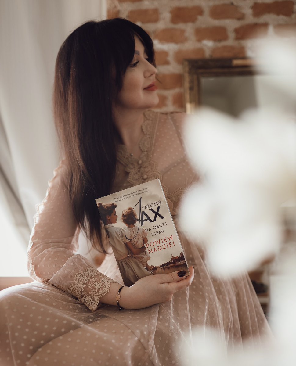 #readlist2023pl 

Jedno mogę z absolutną pewnością napisać o tej pozycji, jak i ją poprzedzających: to wyjątkowo emocjonalne i życiowe ludzkie historie. Cenna, ważna i niezwykle emocjonalna seria, którą pokochacie, obiecuję :)

#twitteroweksiążkary #książka