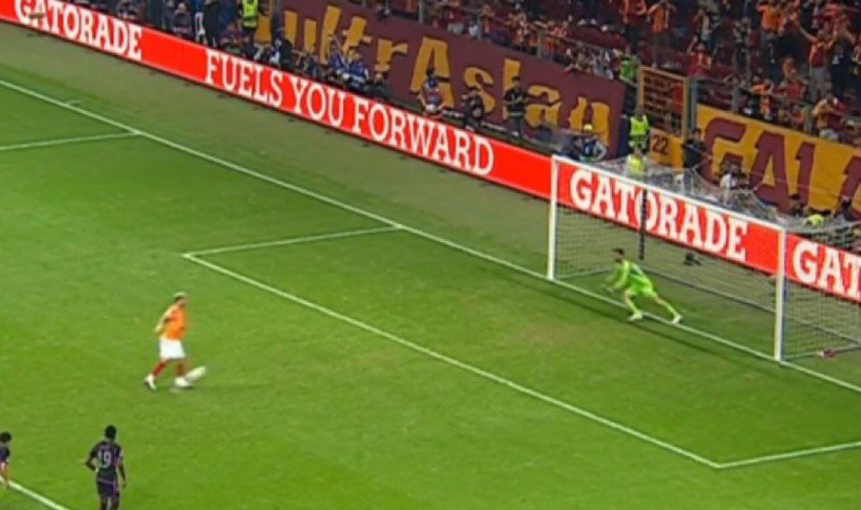 Bileğinden sakat olmasına rağmen garanti köşeye vurmak yerine şampiyonlar ligi'nin en dominant takımına panenka gol atan Mauro Icardi.. Seni çok seviyoruz ulan..