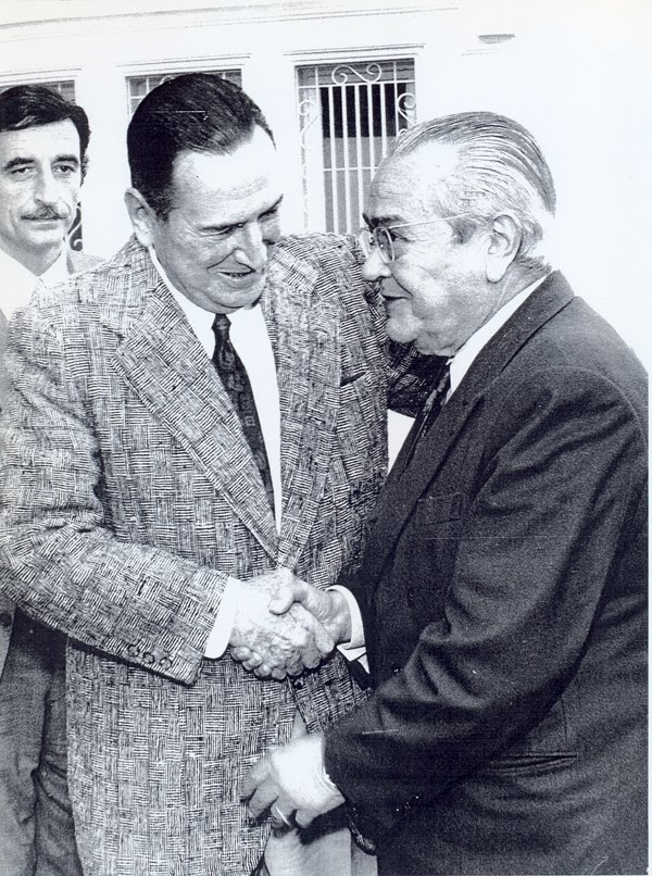 QuintelaRicardo's tweet photo. El 19 de noviembre se cumplirán 51 años del abrazo entre Perón y Balbín, uno justicialista y el otro radical. Un abrazo que no fue un abrazo más, fue un abrazo que significó un encuentro entre dos fuerzas opositoras que se unieron por el bien de las y los argentinos porque después de esa muestra de unidad, el gobierno de facto cedió y aceptó elecciones democráticas. 

No es casualidad, que el día del próximo balotaje sea el 19 de noviembre cuando conmemoremos este acto de unión por el Pueblo; no es casualidad que hoy tengamos el mismo objetivo: defender a la Patria de las ideas de ultraderecha que sabemos nos llevarán a tener un país con miedo e incertidumbre. 

La unidad nos lleva por el camino de la paz, del consenso y del diálogo; de sacar lo mejor de nuestras ideas para volcarlas en políticas públicas que beneficien a la gente porque ese es nuestro principal objetivo: la felicidad del Pueblo, por eso llamo a la reflexión y, sobre todo, a la unión de quienes queremos una Argentina con trabajo, Educación, Seguridad y Paz. Mucha paz.

Les comparto un fragmento de la carta que le escribió Perón a Balbín. Seamos esa solución para la Patria juntos y solidariamente unidos:
“Separados podríamos ser instrumentos, juntos y solidariamente unidos, no habrá fuerza política en el país que pueda con nosotros y, ya que los demás no parecen inclinados a dar soluciones, busquémoslas entre nosotros, ya que ello sería una solución para la Patria y para el Pueblo Argentino. Es nuestro deber de argentinos y, frente a ello, nada puede ser superior a la grandeza que debemos poner en juego para cumplirlo”.

Las y los abrazo con el corazón para seguir trabajando unidos y unidas por el país que queremos.