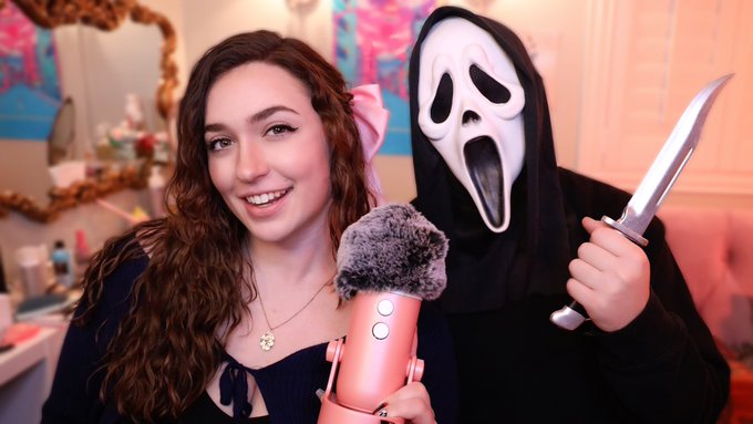 today at 1 pm 👻🔪 https://t.co/EmkSLbeJXl