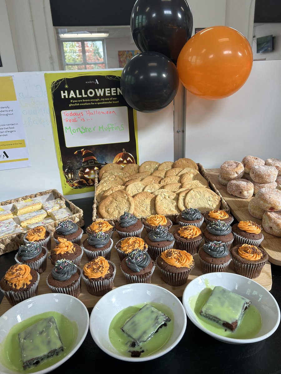 Halloween creations today <a href="/PriorySch/">The Priory School</a> Monster muffins and Spooky Sponge &amp; Creepy Custard. 🎃👻 @OCSUK_IRE @Academy_Food_UK
