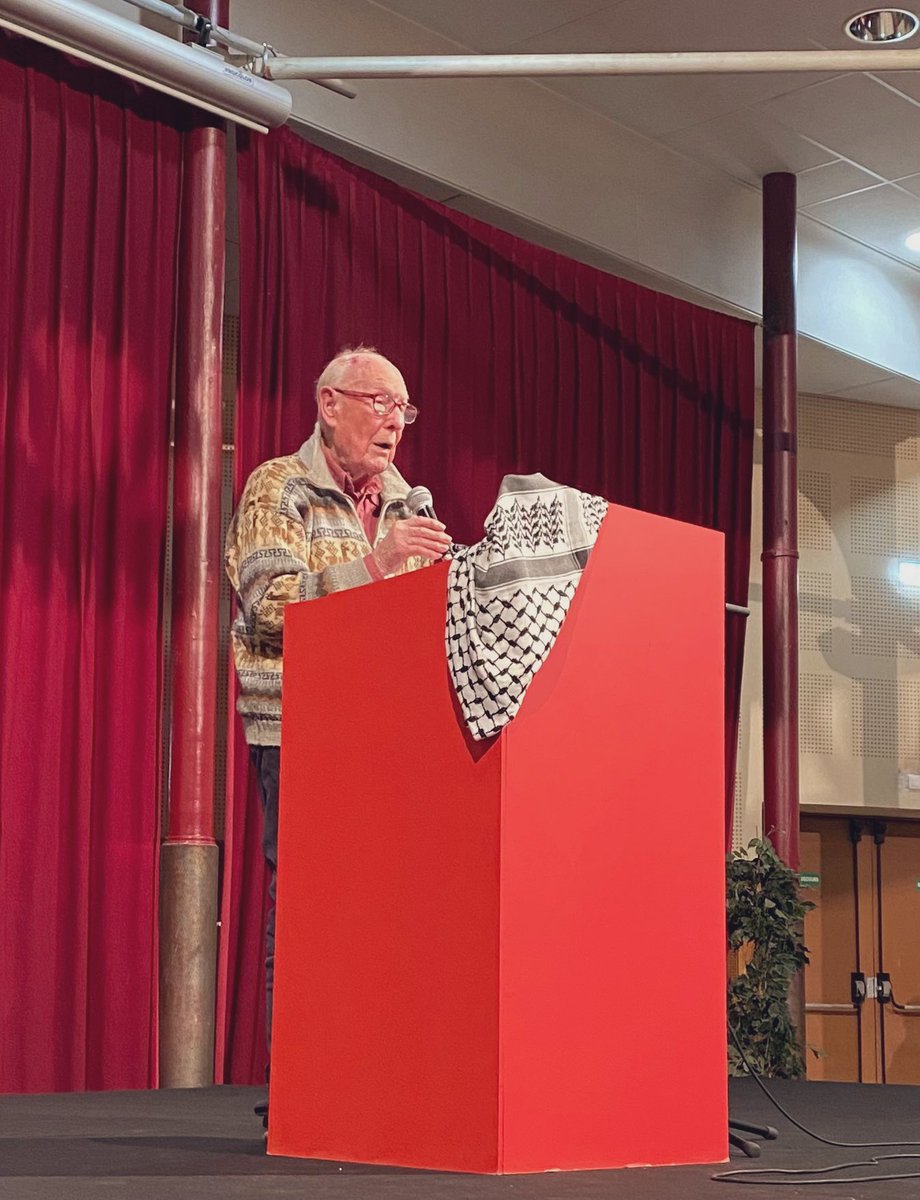 ArnaultRaphael's tweet image. Ce soir à Lille se tient debout Pierre Charret, 97 ans, ex-membre de la résistance face aux nazis, pour dire stop à Marine Le Pen, Éric Zemmour et ce gouvernement qui leur ouvre la voie.
Le tout avec un keffieh venu tout droit de Palestine 🇵🇸
Merci monsieur Charret.