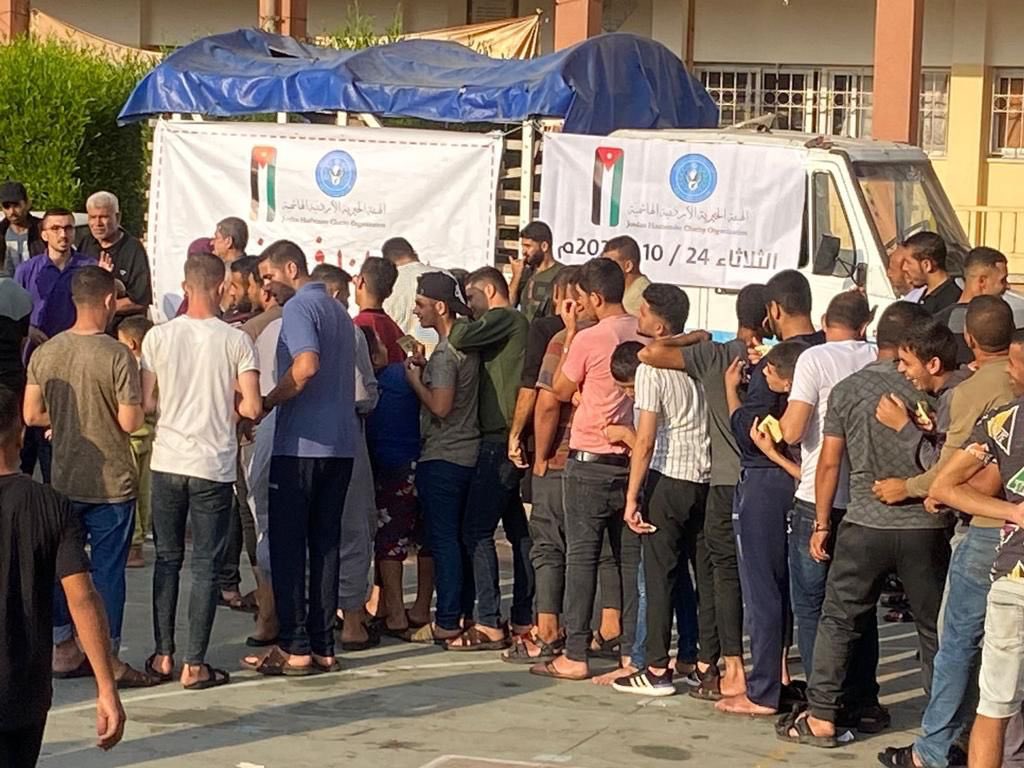 _jhco's tweet photo. من الشعب الأردني الى أهلنا في غزة لليوم الثاني على التوالي مستمرين في توزيع الطرود الغذائية والصحية على الاسر المتضررة.

#لأهلنا_في_غزة https://t.co/4SdAg6yfOA