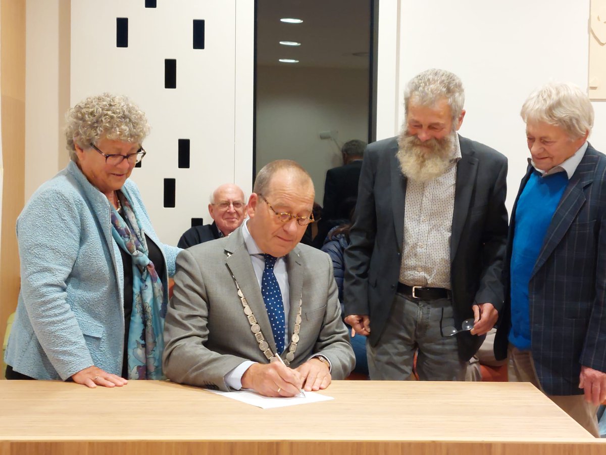 Familie Maurice zet met burgemeester <a href="/tcsegers/">Theo Segers</a> handtekening onder de overeenkomst voor de overdracht van de Hofwegense molen in miniatuur aan <a href="/Molenlanden_Gem/">Gemeente Molenlanden</a> 
Stukje huisvlijt van vader uit de 30er jaren van de vorige eeuw #bruidsschat voor de dochter van de molenaar.