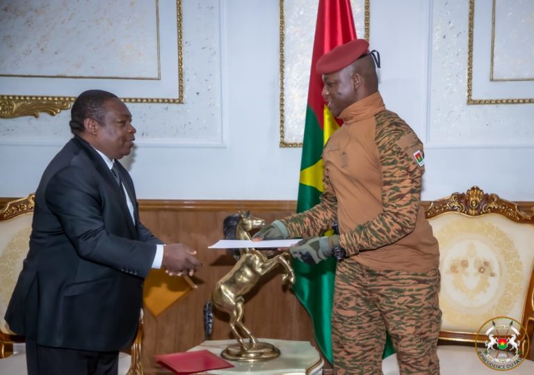 burkina24's tweet photo. 🔴Burkina Faso-Guinée équatoriale : Un émissaire du Président Obiang NGUEMA reçu par le Chef de l’Etat 

👉🏿https://t.co/nWkuVow7z3. https://t.co/0IjW9ywGPo