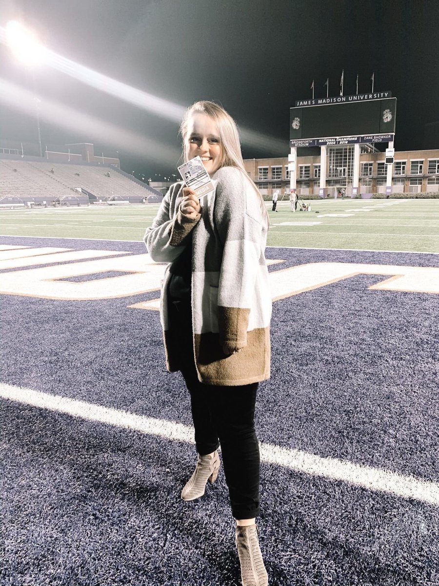 CatieHarper's tweet image. ✨Life update✨
Hey, JMU Nation, you didn’t think you’d actually gotten rid of me, right? Good, because after an almost three-year break, I’m back on the JMU football beat.
I’m so excited to share that I’m returning to the ’Burg after accepting a position with @DNR_Sports. 1/2