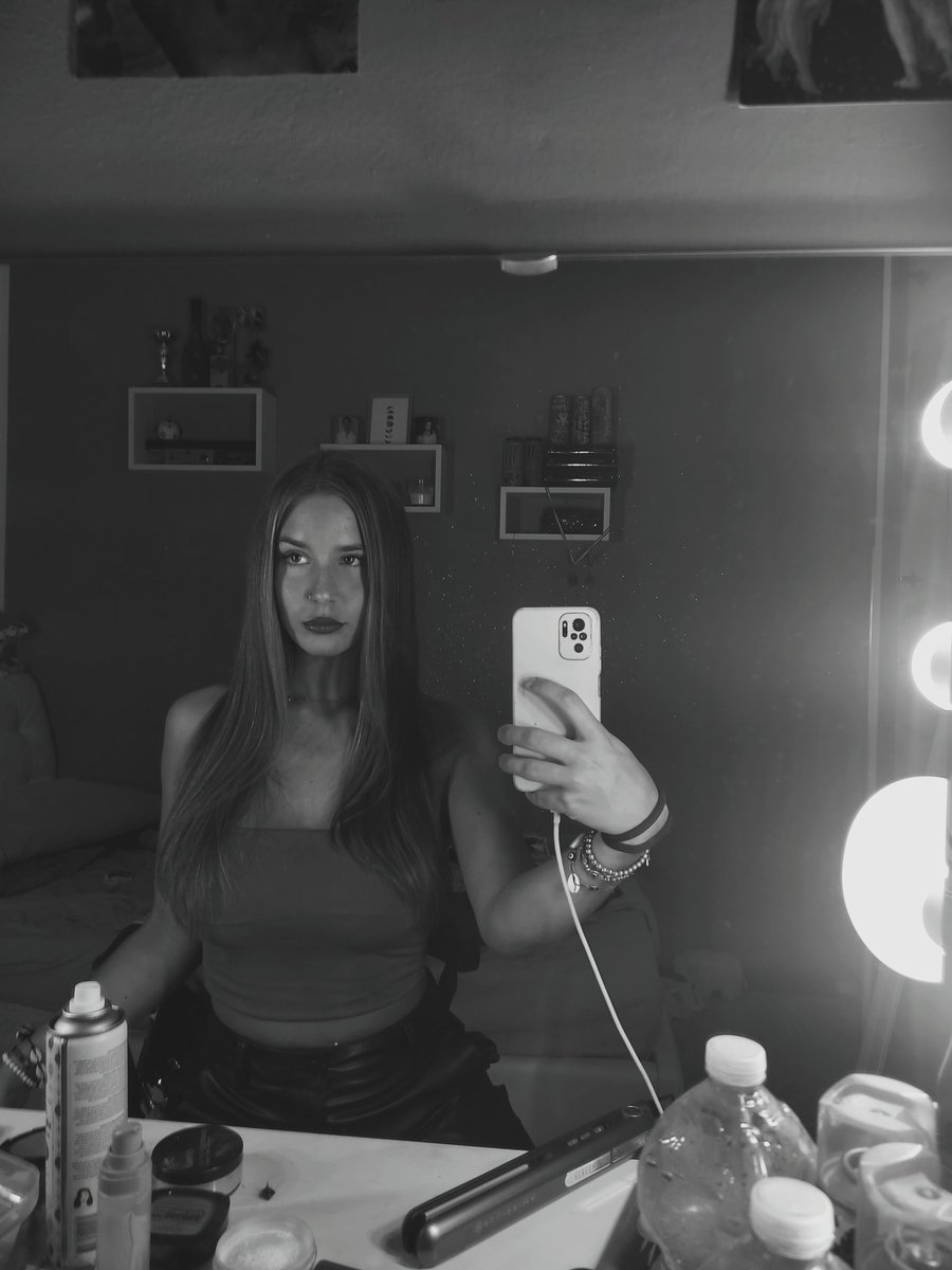 gracespacee_'s tweet photo. mini bw dump of me https://t.co/LKCpPxKSN4