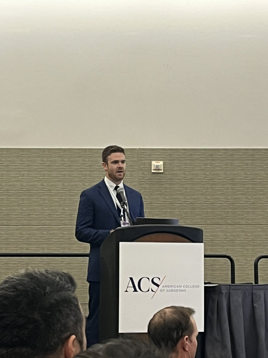 EstherJiinOh's tweet photo. @stankalatamd @AndrewMIbrahim @susieQP8 @bfry04 @MSQC_COHR @emilyelisaevans @MeganJaneway @DrJohnScott @sherrithumma @MSU_Osteopathic @UMichCHOPFellow Look at @chriswreynolds go!!😆He presented on surgeon-level variation in ventral hernia repair for older adults. 🔍Findings: Similar complication rates across surgical approaches, but those 85+ are less likely to get minimally invasive options. Thank you Chris and @MSQC_COHR! https://t.co/UAqtBkUoPD
