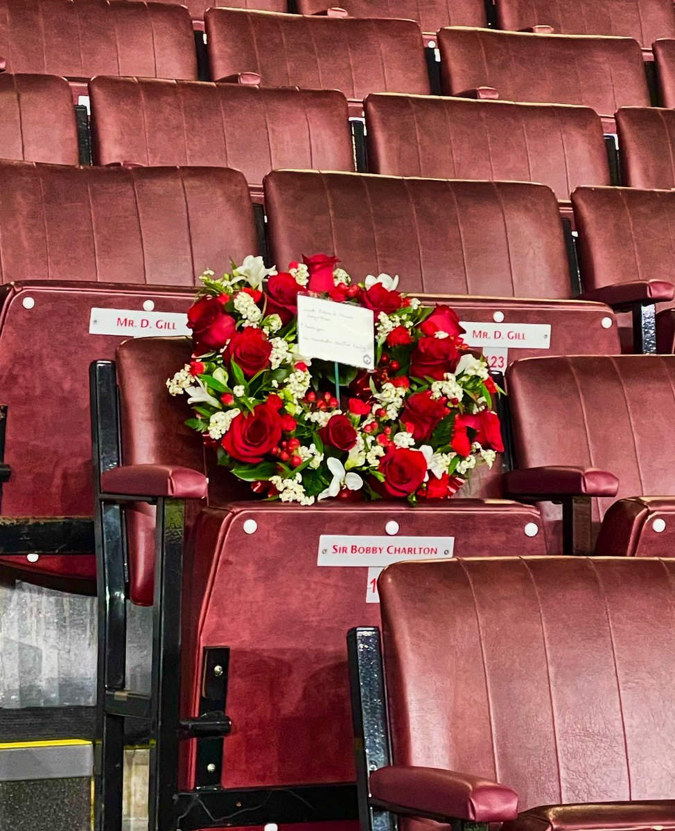 Just went to visit his seat, lovely touch by the club ❤️

Paying our respects to Sir Bobby ❤️

#manutd #manunited #manchester #united #manchesterunited #mufc #SirBobbyCharlton