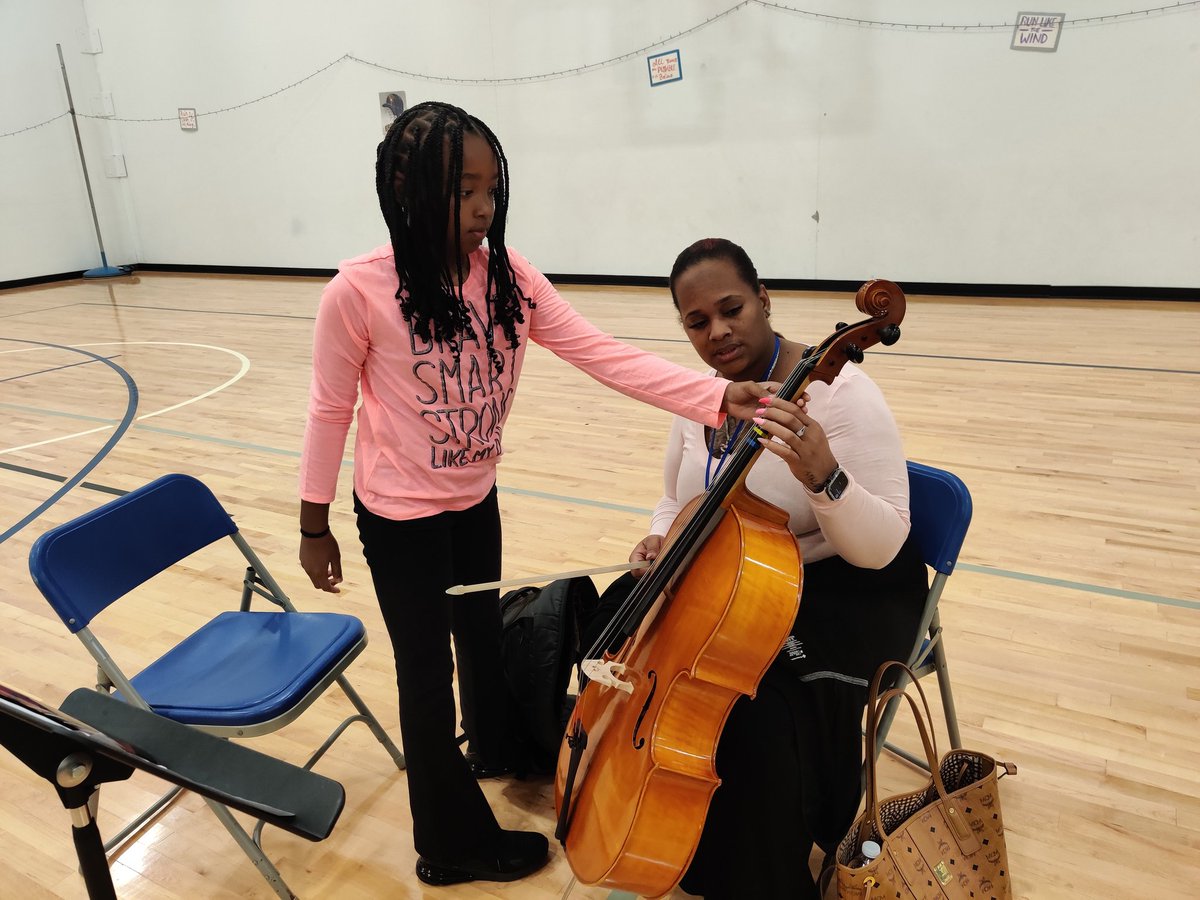 chrisgrayDB's tweet photo. Musicians turned Conductors.  4th graders taught family members how to play instruments. Thanks for leading this awesome opportunity, @MTSDorchestras!  #DBEagles https://t.co/DRzqTyh7k3