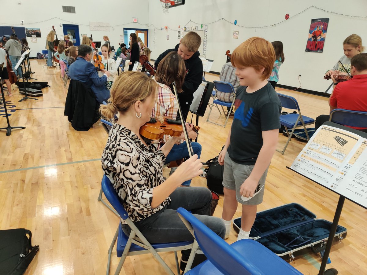 chrisgrayDB's tweet photo. Musicians turned Conductors.  4th graders taught family members how to play instruments. Thanks for leading this awesome opportunity, @MTSDorchestras!  #DBEagles https://t.co/DRzqTyh7k3