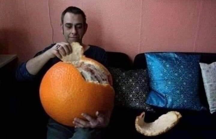 theposeidonhub's tweet photo. Professora : "Que cheiro é esse??"

Eu no fundo da sala : https://t.co/07aSIljtHF