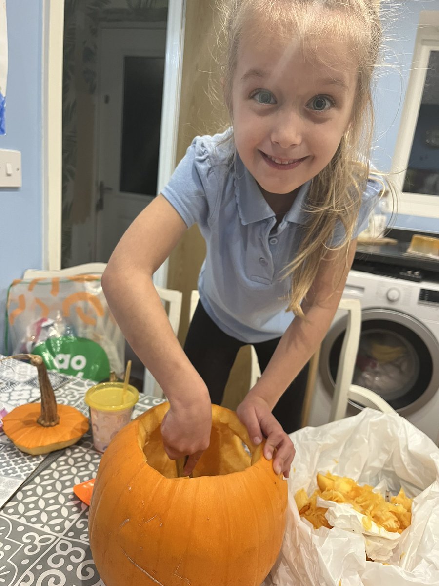 Chelseamb16's tweet photo. @MPSClass7 Bella has been trying very hard with her pumpkin https://t.co/OdUPwL7AEy
