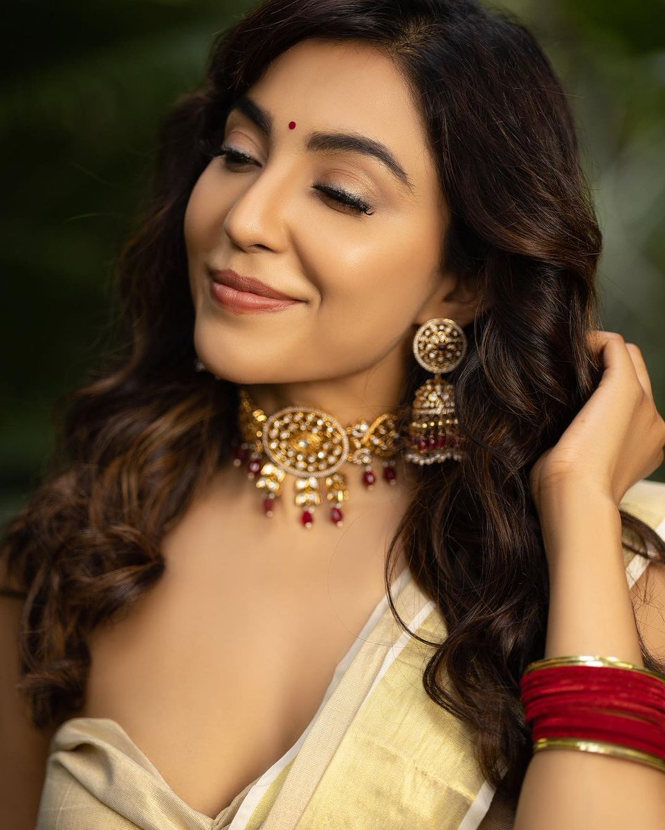 OnlyHeroines's tweet photo. #ParvariNair @paro_nair 😻 https://t.co/lGZJ3wGhjp
