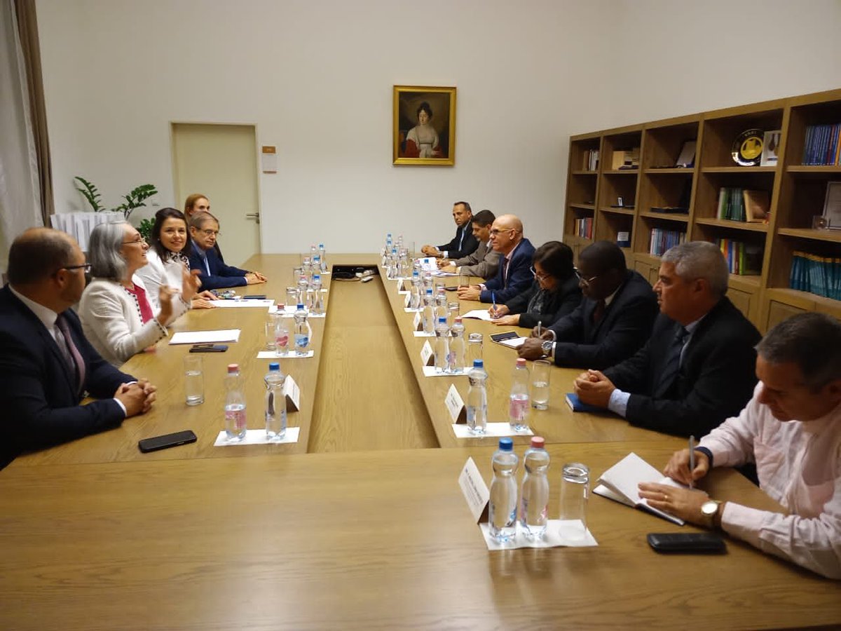 UnissJMarti's tweet photo. Visitaron también la Universidad de Servicio Público Ludovika (NIKE), y sostuvieron un provechoso encuentro con el Prof. Gergely Deli, rector de dicha universidad, donde analizaron temas relacionados con administración pública y economía.
#YaSon40Uniss
#UniversidadCubana https://t.co/54zjp23uwj