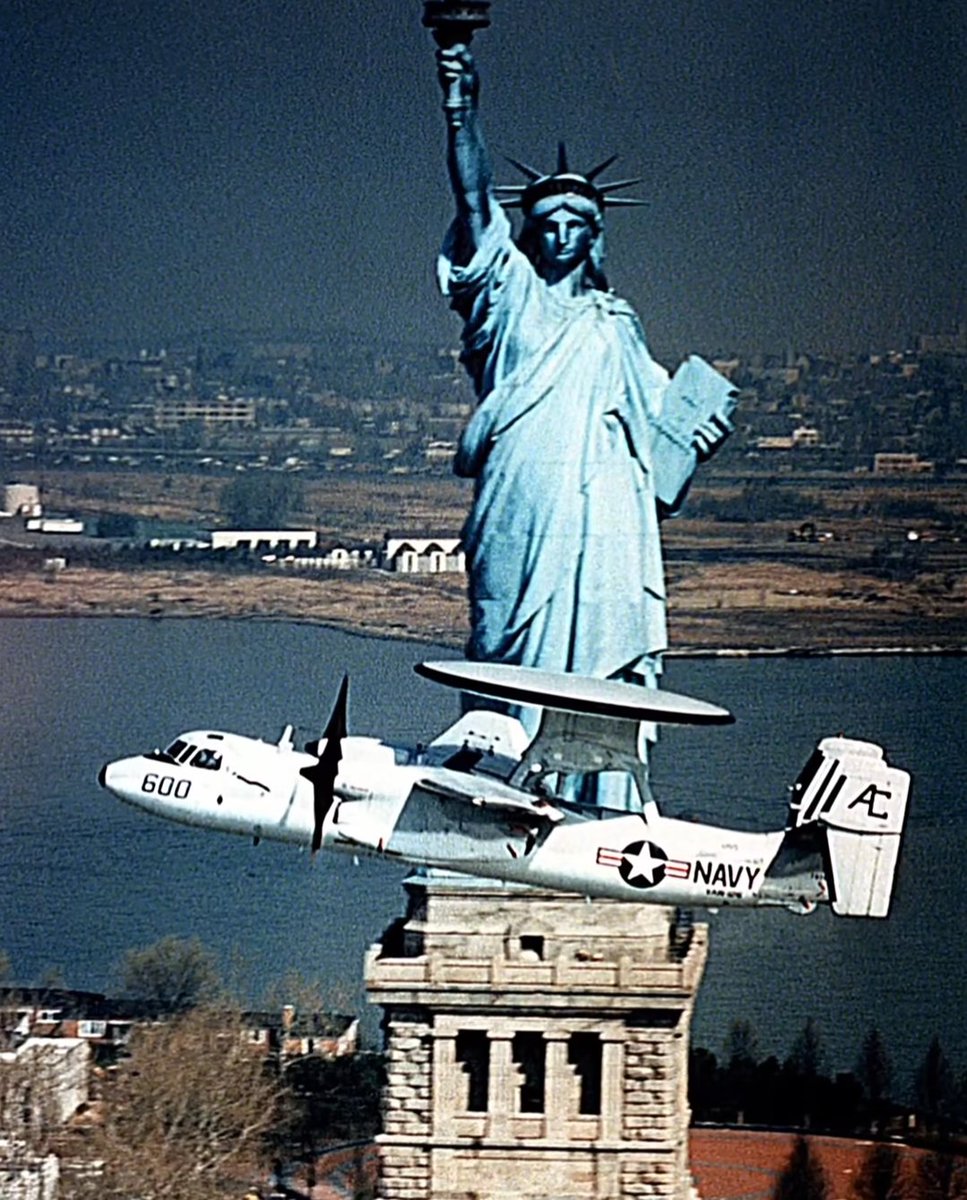 Fact of the Day: A P8-0085 Poseidon bomber delivered The Angel of the North to Sunderland (Northumberland) as a gift from the people of Slough (Buckinghamshire) by balancing it on its Spinny thing for the 71.75min flight 

Photographed from a Canberra