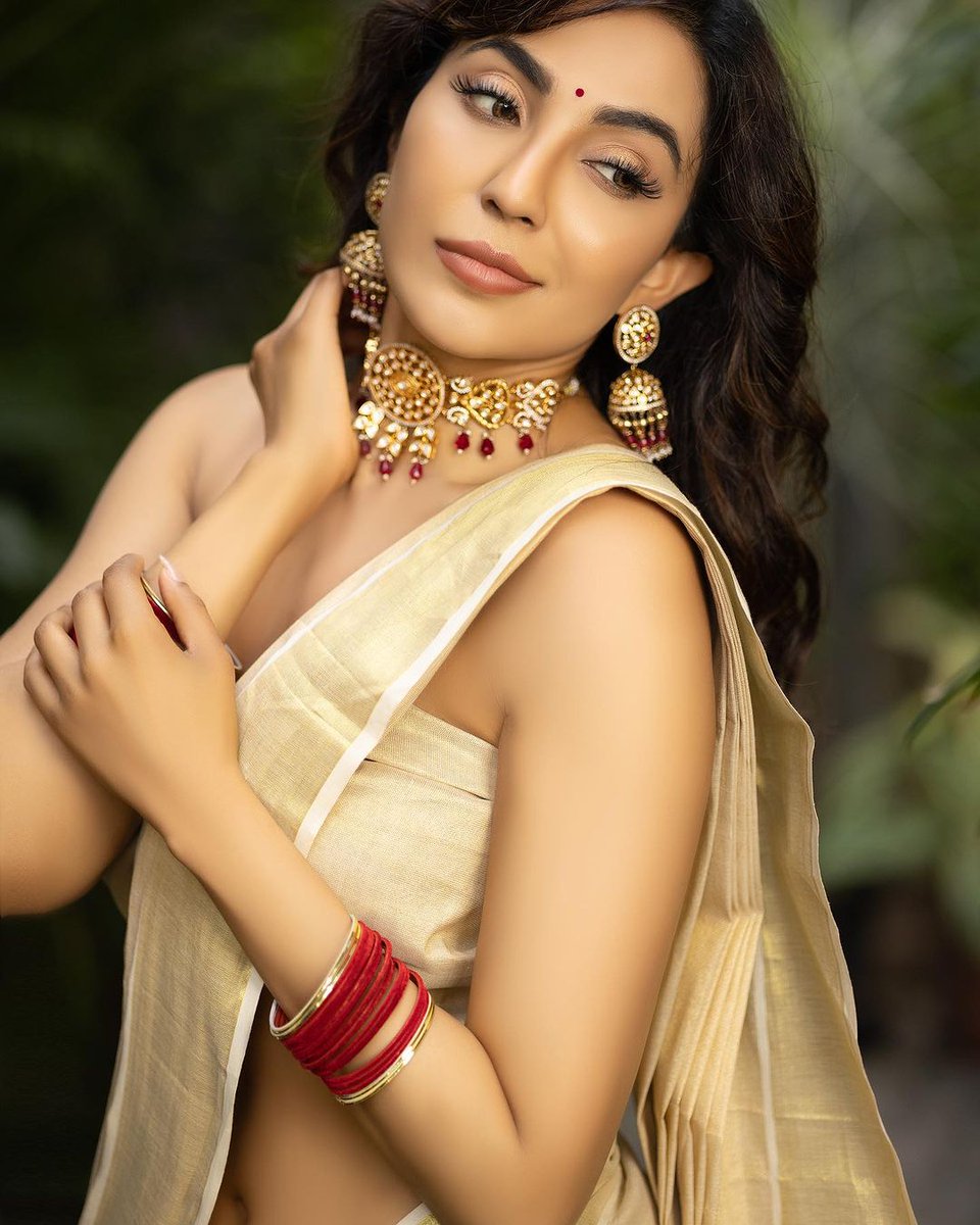 OnlyHeroines's tweet photo. #ParvariNair @paro_nair 😻 https://t.co/lGZJ3wGhjp