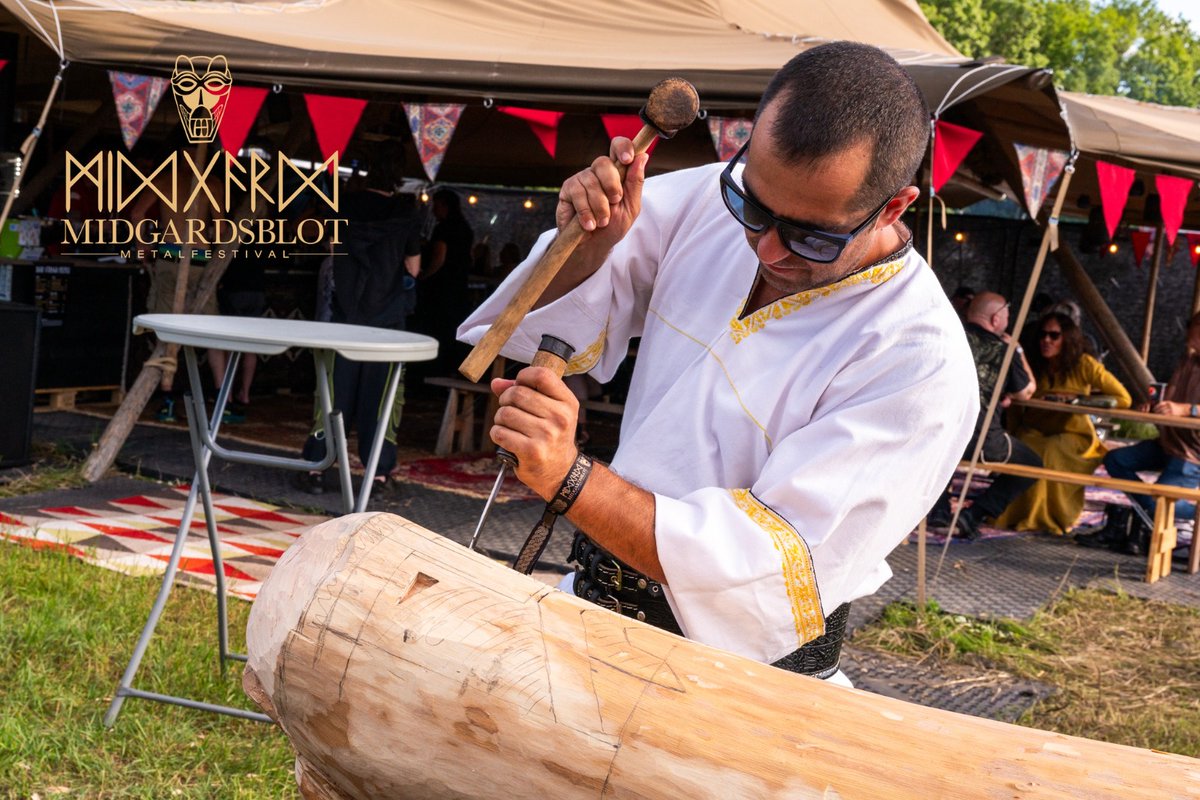 Our very own artist and woodcarver Rares Scrob preparing a totem for Folktet Bortafor Nordavinden’s ritual at @midgardsblot festival. The Norns were appeased that day. #ARTmania2023 #roculture