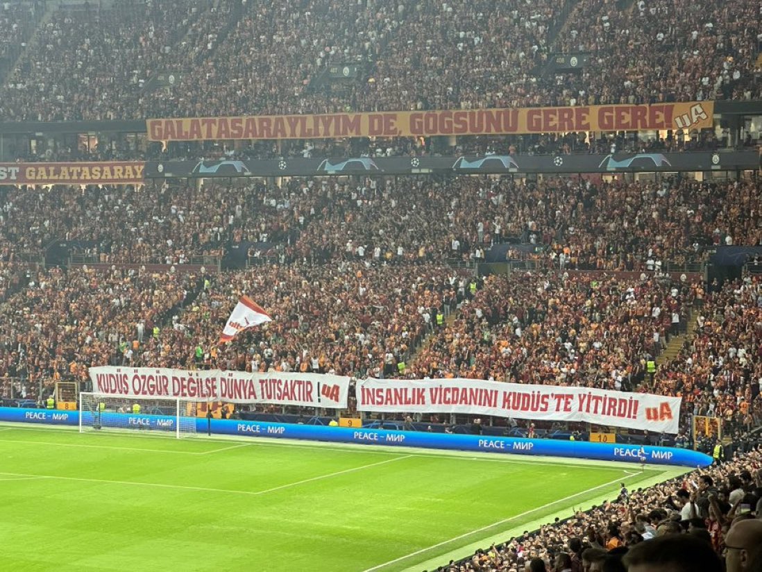 Azuri99's tweet image. جماهير غلطة سراي تضع لافتة امام بايرن ميونيخ :

"إذا لم تكن القدس حرة فإن العالم أسير و لقد فقدت الإنسانية ضميرها في القدس"

❤️🙏🇵🇸🇵🇸