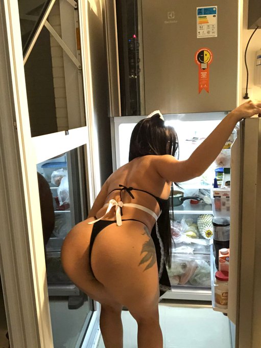 o que voc&ecirc; faria se fosse tomar &aacute;gua de madrugada e me visse assim ????🙈🙊 https://t.co/uIbrfSuYa0