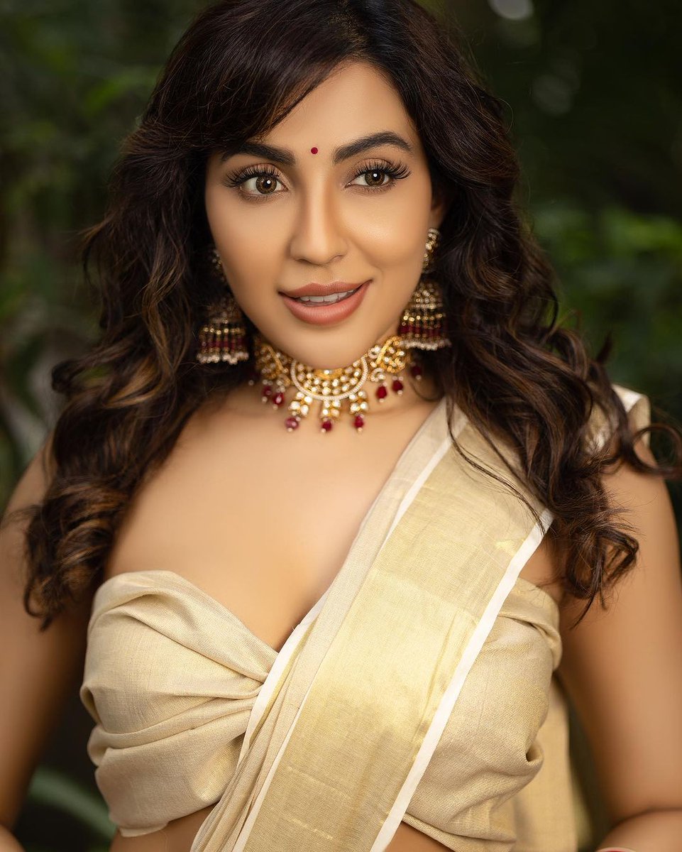 OnlyHeroines's tweet photo. #ParvariNair @paro_nair 😻 https://t.co/lGZJ3wGhjp