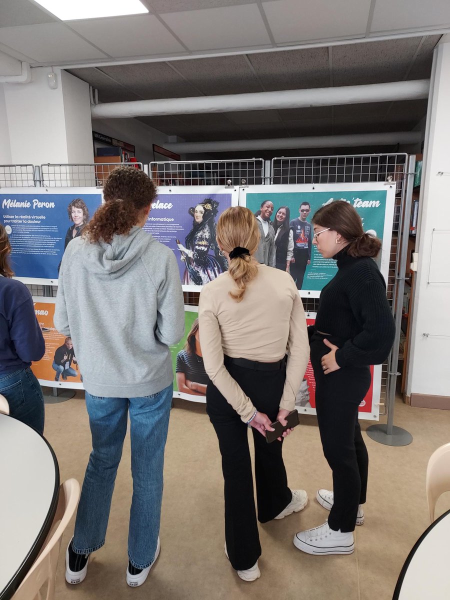 vf_svt's tweet photo. Exposition #ScienceFactor elles innovent pour nous ! au lycée Kastler. Mission des élèves : Choisir une femme et réaliser une production innovante numérique qui présente une femme mise à l’honneur pour son innovation expliquant en quoi elle peut changer  la vie des citoyens https://t.co/YVUfisIw1w