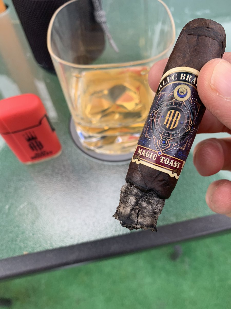 neilbole's tweet photo. Before the rain and snow @alecbradley #MagicToast ๐ฅ https://t.co/k0OlBRk3CC