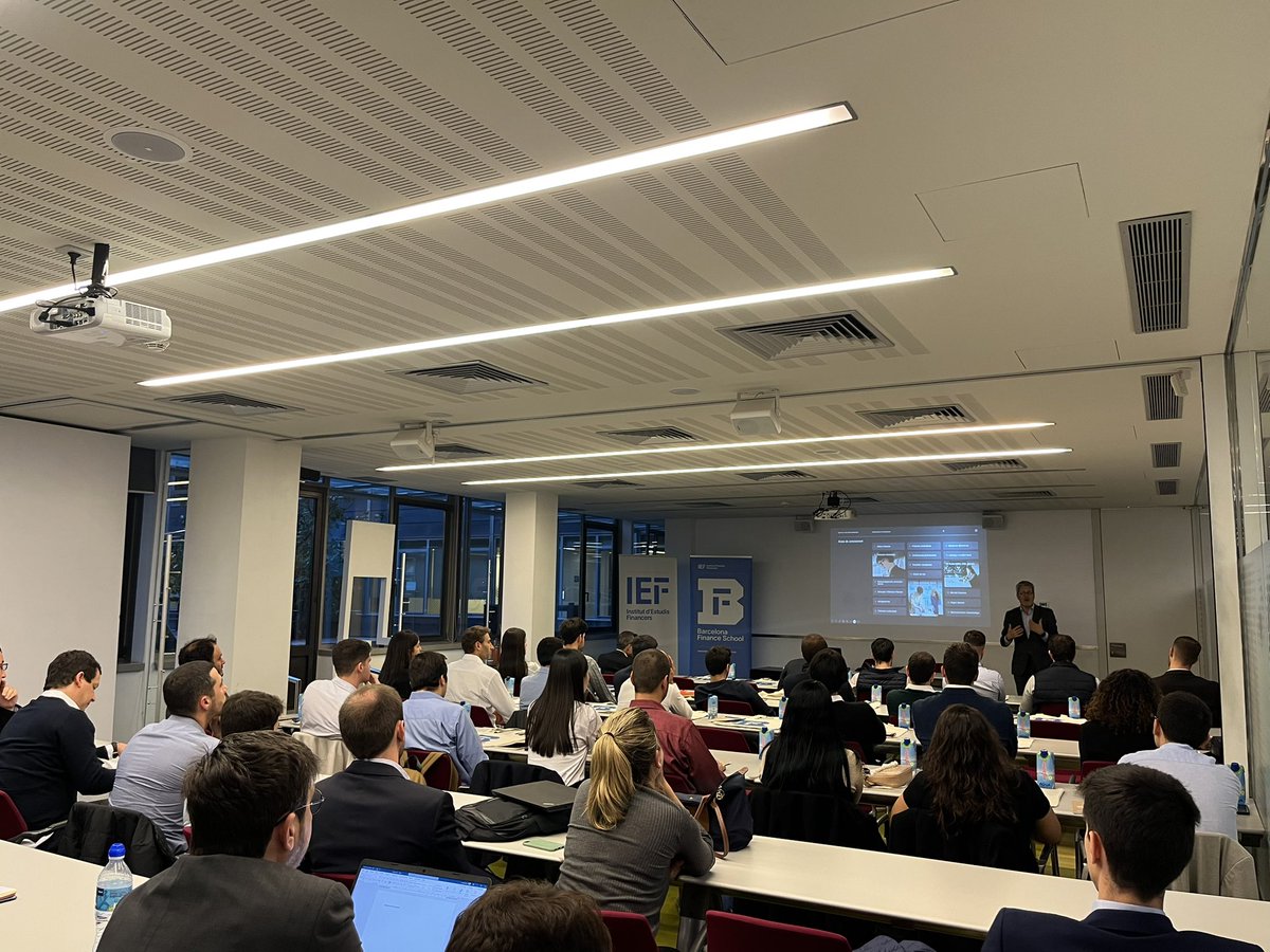 befinanceschool's tweet photo. Aula llena hoy en el primer encuentro de jóvenes financieros con el objetivo común de reforzar el posicionamiento de #barcelona como plaza financiera 🚀

#finanzas #befinance @IEF_org https://t.co/ZkTR0nsSmp