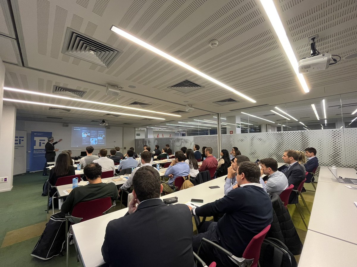 befinanceschool's tweet photo. Aula llena hoy en el primer encuentro de jóvenes financieros con el objetivo común de reforzar el posicionamiento de #barcelona como plaza financiera 🚀

#finanzas #befinance @IEF_org https://t.co/ZkTR0nsSmp