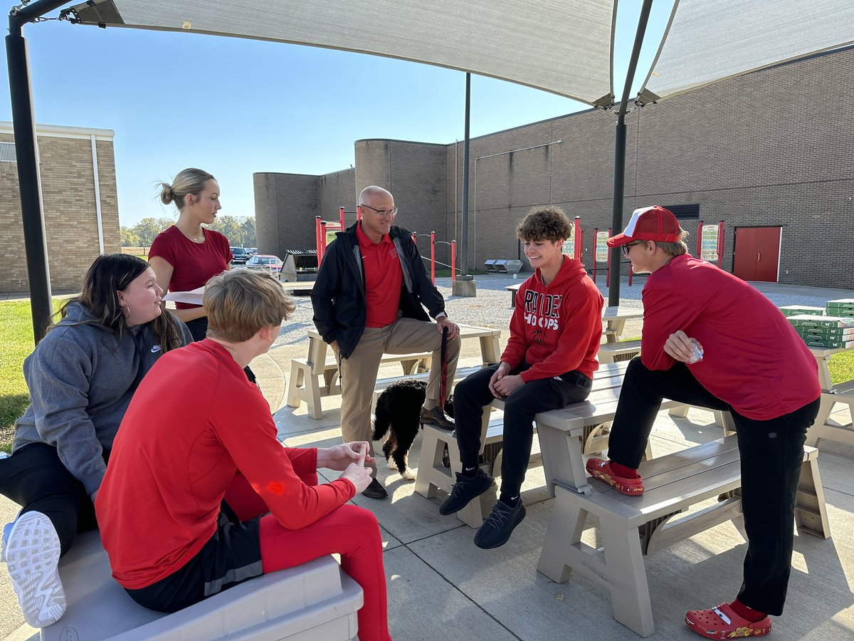 WHS_MrsQualls's tweet photo. Seniors enjoyed some pizza and this gorgeous fall weather after today’s Senior Class meeting!  Don’t forget all Jostens orders are due October 31st or order online!  #LPSelma #Classof2024 @LPS_Supt1991 https://t.co/R3dyFUyZas
