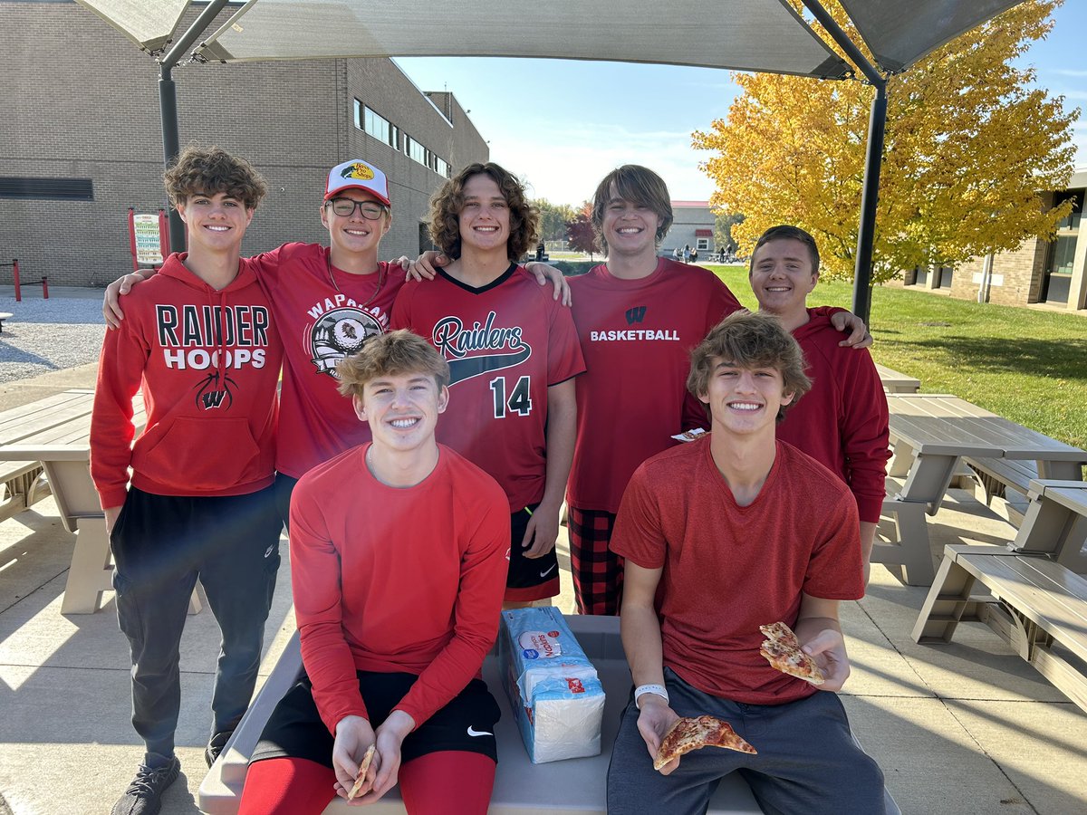 WHS_MrsQualls's tweet photo. Seniors enjoyed some pizza and this gorgeous fall weather after today’s Senior Class meeting!  Don’t forget all Jostens orders are due October 31st or order online!  #LPSelma #Classof2024 @LPS_Supt1991 https://t.co/R3dyFUyZas