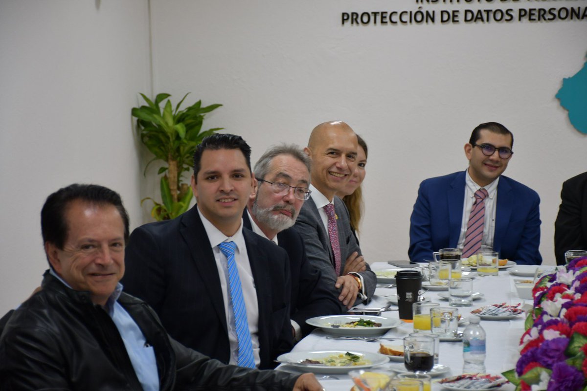guerrerochipres's tweet photo. Asistí con l@s ex comisionad@s @OscarGuerraFord, @MElenaPerezJaen, @lfsanchezn, @elsabibianap; y l@s comisionad@s @JulioCBonillaG, Laura Lizette Enríquez Rodríguez, @MaricarmenNava y @navysanmartin https://t.co/I7FgDR6vZy