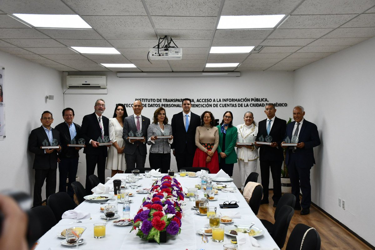 guerrerochipres's tweet photo. Asistí con l@s ex comisionad@s @OscarGuerraFord, @MElenaPerezJaen, @lfsanchezn, @elsabibianap; y l@s comisionad@s @JulioCBonillaG, Laura Lizette Enríquez Rodríguez, @MaricarmenNava y @navysanmartin https://t.co/I7FgDR6vZy