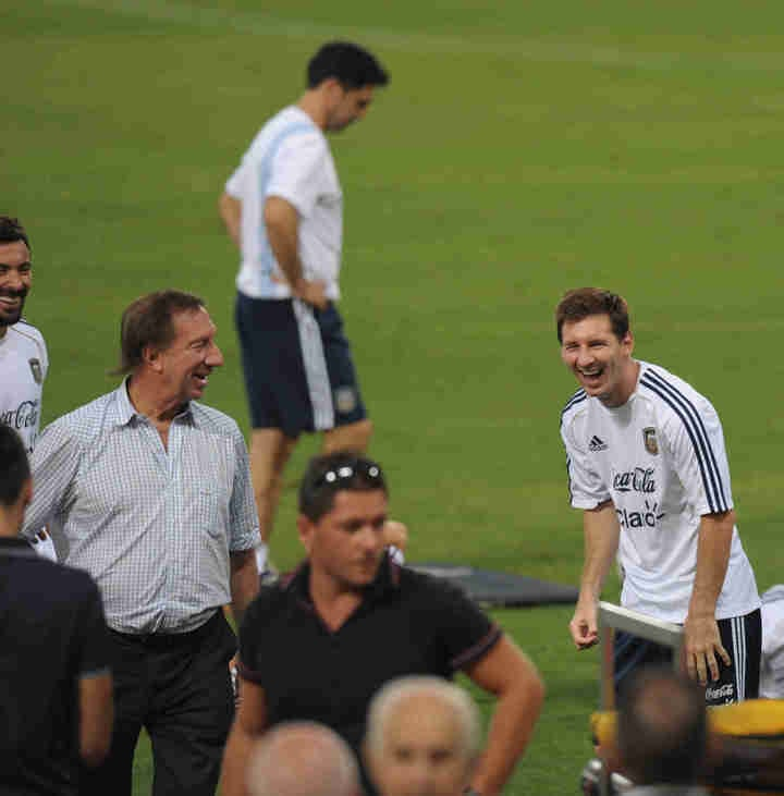 VSportsTM's tweet photo. "Messi le saca una sonrisa a Carlos. Cuando Messi hace un gol Carlos se ríe, se le dibuja una sonrisa y dice: 'La puta, este juega bien'".

✍️Jorge Bilardo, hermano del Doc, en @SuperDeporRadio. ❤️ https://t.co/zc3HoYdHk0