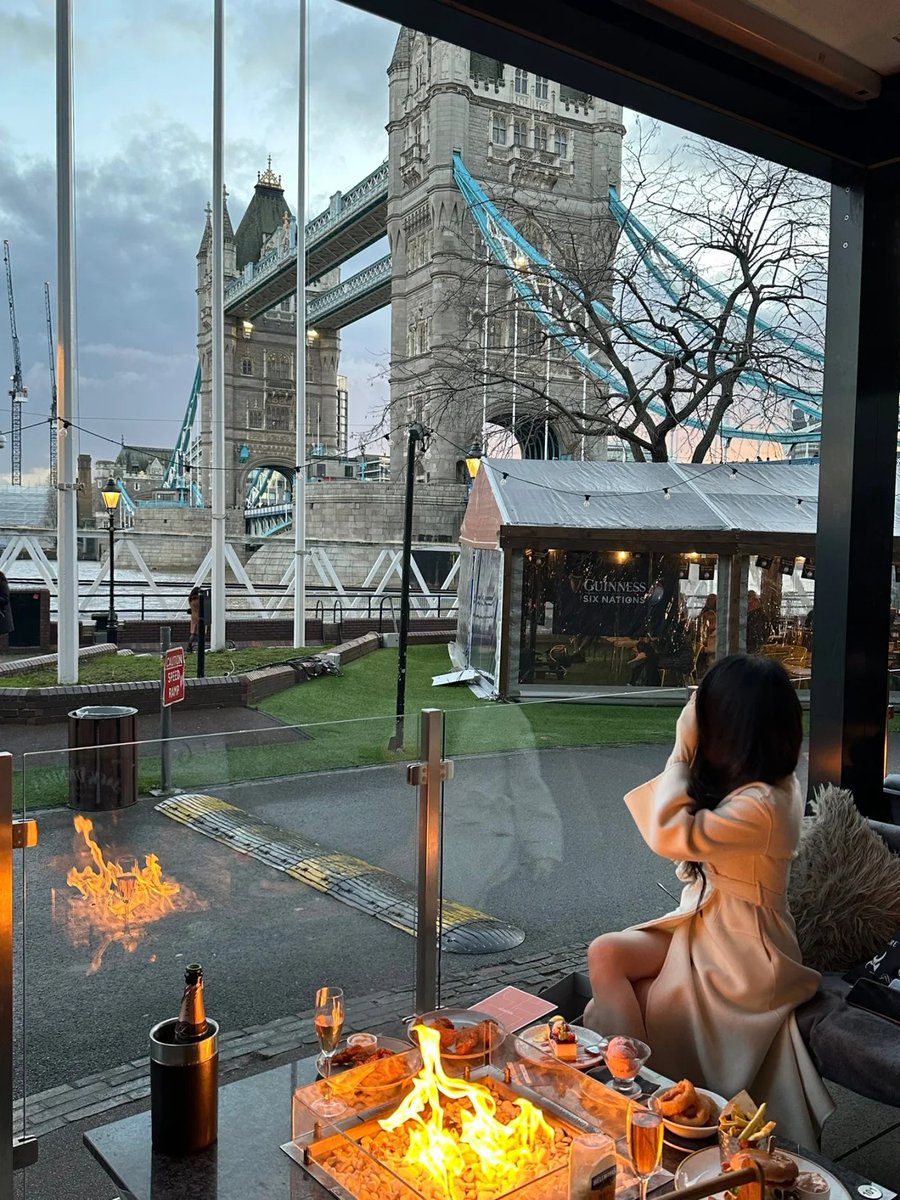 swenserez's tweet photo. Enjoy London's evening sunset with a friend😊🌇 https://t.co/L0rOAtCL2V