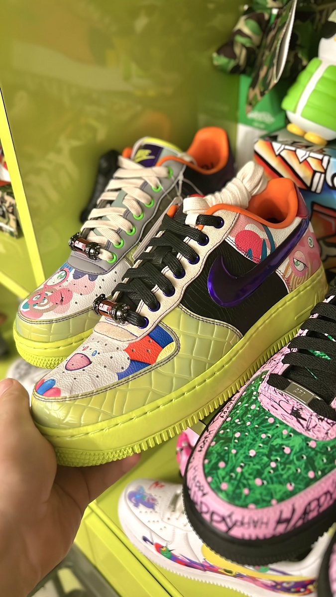 Zaptio's tweet photo. Congrats to the 40 people who forged the full DNA set! 🔟🧬

Here is a  sample of WHAT THE RTFKT?! ⚒️

Combining al of the crazy premium materials into one monstrosity 😱 🤯🏆 https://t.co/S2V16wMwwk