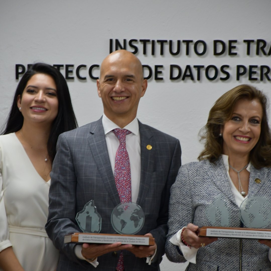 guerrerochipres's tweet photo. Asistí con l@s ex comisionad@s @OscarGuerraFord, @MElenaPerezJaen, @lfsanchezn, @elsabibianap; y l@s comisionad@s @JulioCBonillaG, Laura Lizette Enríquez Rodríguez, @MaricarmenNava y @navysanmartin https://t.co/I7FgDR6vZy