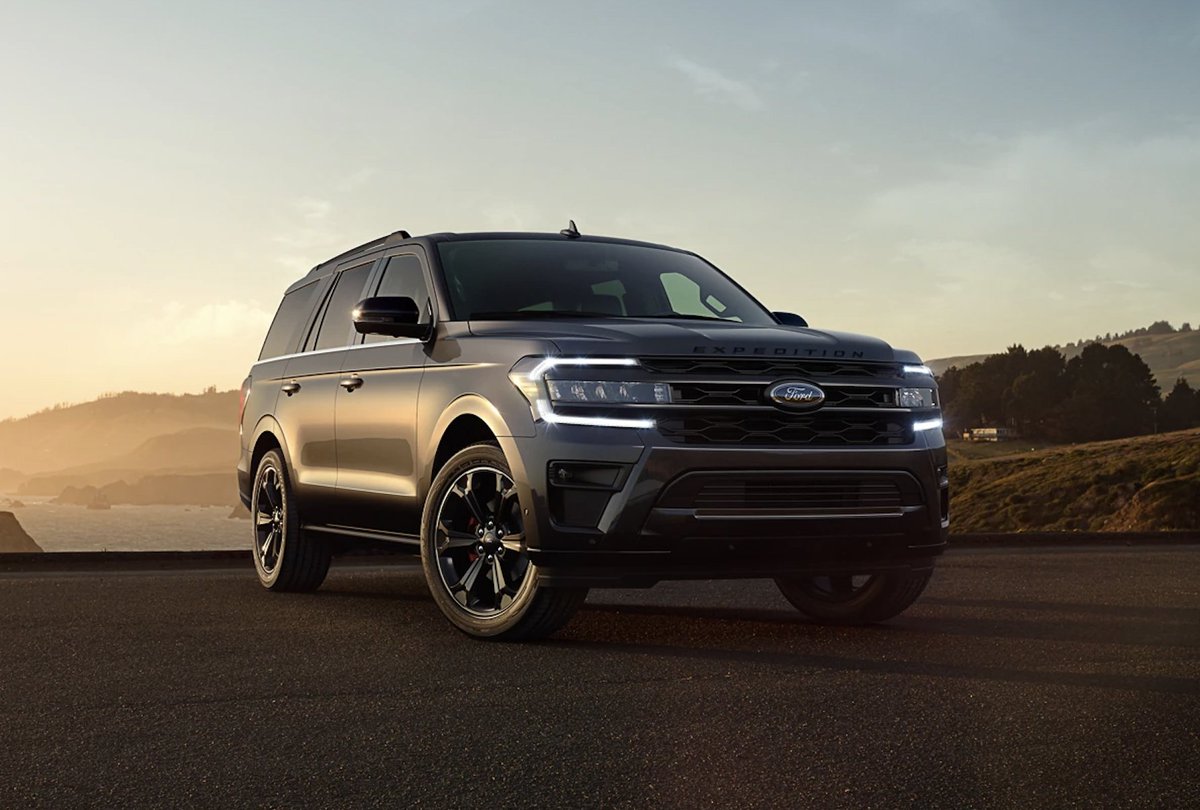 OEMFORDPARTS's tweet photo. From wireless charging to custom floor mats, there are plenty of amazing accessories to trick out your #FordExpedition ! What upgrades have you made? #makeityours #CustomizeYourFord #FordAccessories https://t.co/1LyrJKd9iX